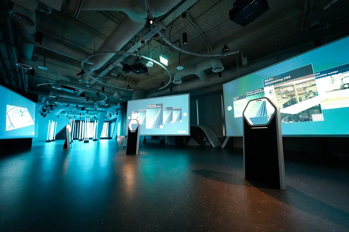 Siemens Experience Centre at Expo 2020: curved track